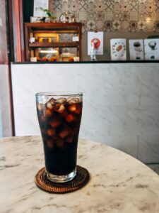 Read more about the article 驚くほど違う！アイスコーヒーとコールドブリュー、あなた好みの味わいを見つける方法